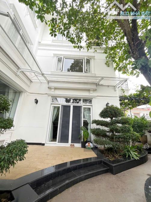 Siêu phẩm biệt thự! ngay Nguyễn Văn Hưởng, Thảo Điền Quận 2(15 x 25,5m) - 4 lầu- Giá 87 tỷ - 2