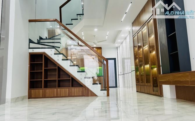 🔥 NHÀ ĐẸP MỚI KENG – NỘI THẤT GỖ HƯƠNG CAO CẤP – ĐƯỜNG NHỰA 6M, XE 7 CHỖ NGỦ TRONG NHÀ 🔥 - 2