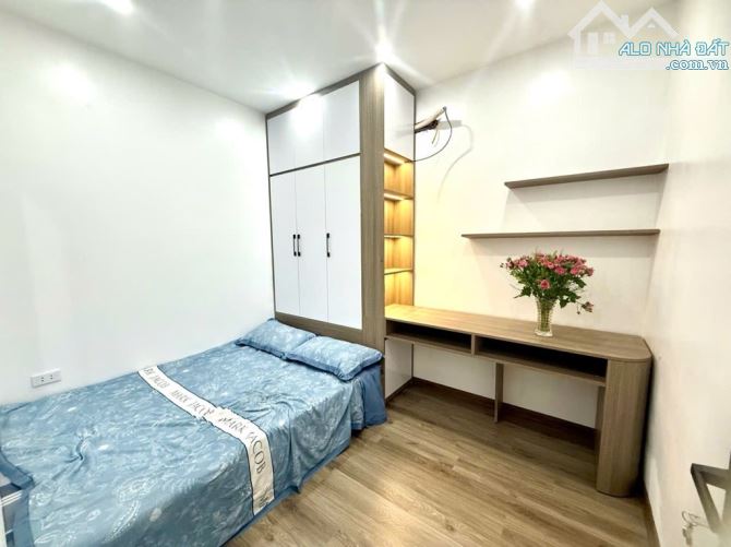 Tập thể - Cầu Giấy - 65m2 - sổ đỏ - oto đỗ chân cầu thang - 2