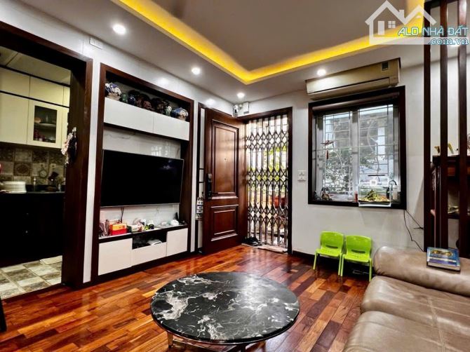 CĂN HỘ TẬP THỂ TÔN ĐỨC THẮNG  70m2 - 4,95 tỷ ĐẸP XỊN SÒ - OTO ĐỖ CHÂN CẦU THANG - 2 THOÁNG - 2