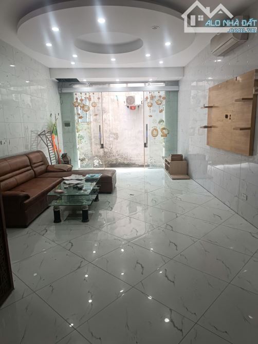 Cho thuê nhà nguyên căn ngõ Vĩnh Hưng, phường Vĩnh Hưng, Hoàng Mai. DT 40m x 2 tầng, giá - 2
