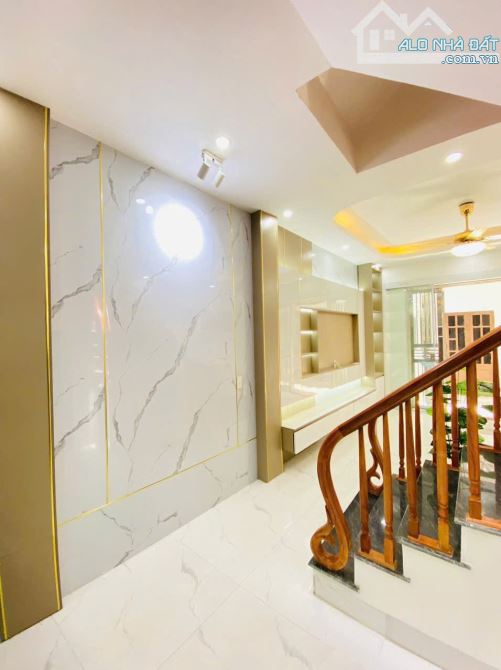Bán nhà ba tầng, diện tích 40 m², hướng đông nam. Giá 2.1 tyt - 3