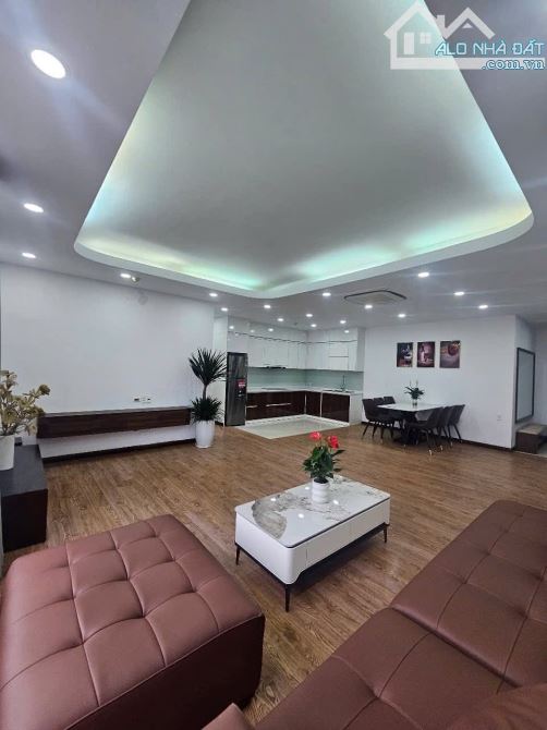 Bán chung cư Cầu Giấy. Lô góc. DT: 124m, 3N, 2VS, khách, bếp. Giá: 10,9 tỷ - 3