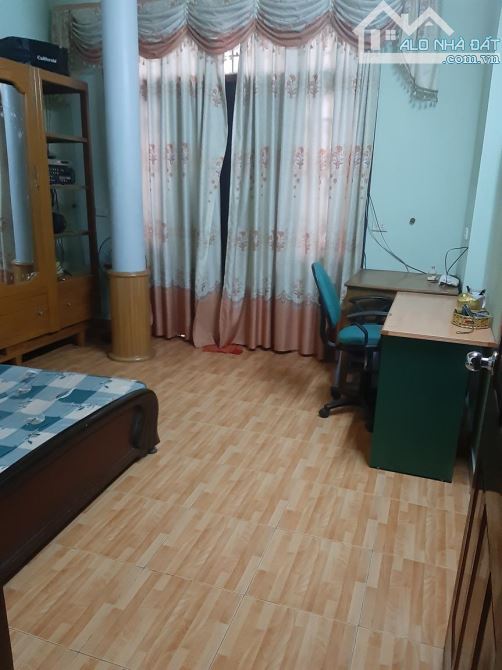 Cho thuê nhà ngõ 100 Hoàng Quốc Việt. Diện tích 50m2 x 4,5 tầng để ô tô, lô góc 2 mặt - 3