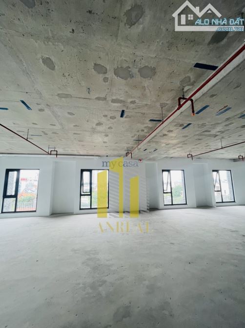 Cho thuê văn phòng Quốc Hương sàn 360m2 trống suốt - có thang máy - 3