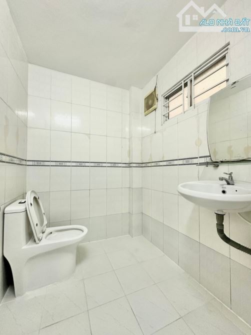 HẺM NHỰA MỘT TRỤC XE HƠI TỚI NHÀ - TRUNG TÂM NGÃ TƯ PHÚ NHUẬN - 47M2 SỔ A4 - NHỈN 6.x T.Ỷ - 3
