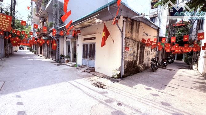 Trần  cung  nhà đẹp dân xây mặt ngõ kinh doanh ô tô đỗ cửa - 3