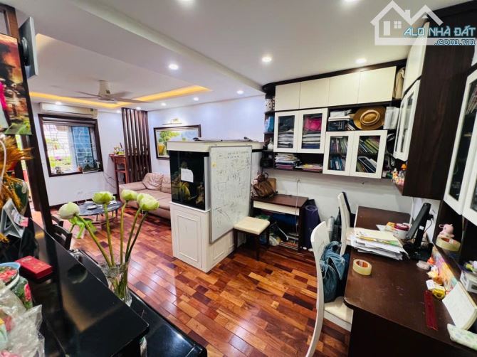 CĂN HỘ TẬP THỂ TÔN ĐỨC THẮNG  70m2 - 4,95 tỷ ĐẸP XỊN SÒ - OTO ĐỖ CHÂN CẦU THANG - 2 THOÁNG - 3