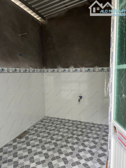 Kho xưởng 300m² có sân sau mặt sông nhỏ, đường cặp Quốc Lộ 1A - 3