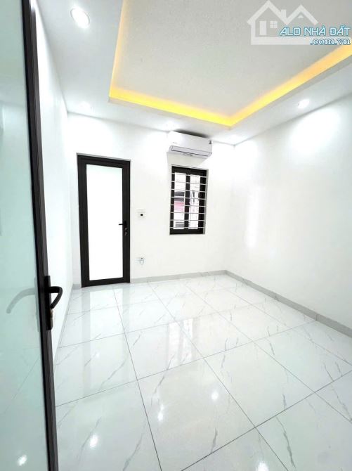 Bán Nhà Ngõ Thịnh Quang 4.5 Tầng DT28m2  - Giá 4.35 tỷ - 4