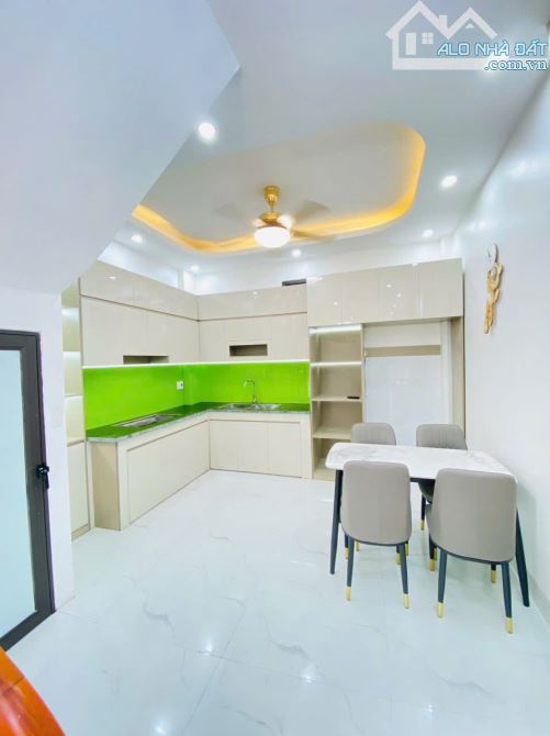 Bán nhà ba tầng, diện tích 40 m², hướng đông nam. Giá 2.1 tyt - 4