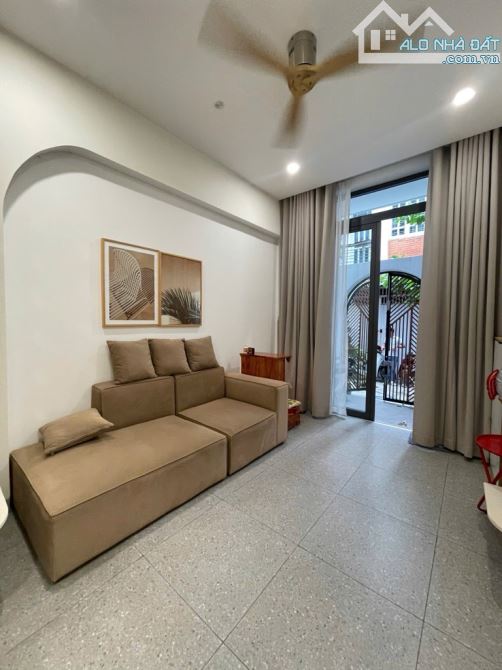 BÁN NHÀ NGAY CHỢ PHẠM VĂN BẠCH TÂN BÌNH - 2 TẦNG - 52M2 - NỞ HẬU - NỘI THẤT - 5.x TỶ - 4