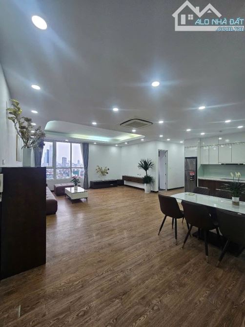 Bán chung cư Cầu Giấy. Lô góc. DT: 124m, 3N, 2VS, khách, bếp. Giá: 10,9 tỷ - 4