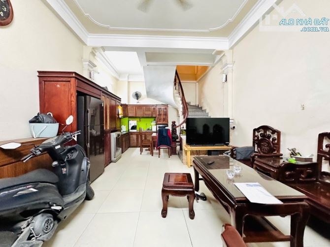 Cần Bán Nhà Phố Hoàng Mai : Vị Trí Đẹp - Ô Tô Đỗ Cổng - Dân Xây- 30m Ô Tô Tránh - 4