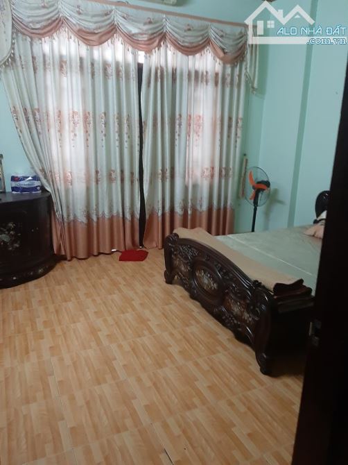 Cho thuê nhà ngõ 100 Hoàng Quốc Việt. Diện tích 50m2 x 4,5 tầng để ô tô, lô góc 2 mặt - 4