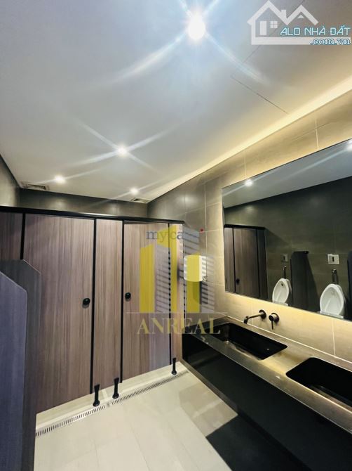 Cho thuê văn phòng Quốc Hương sàn 360m2 trống suốt - có thang máy - 4