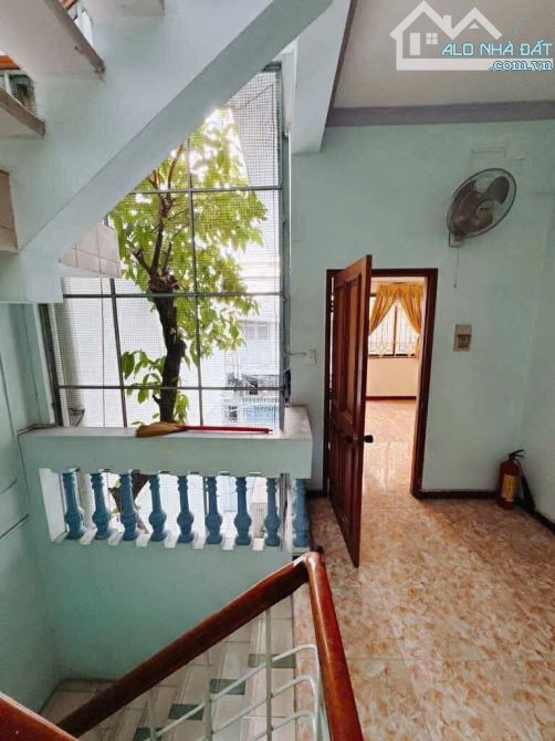🏰 BÁN BIỆT THỰ PHÁP CỔ QUẬN 4 – XE HƠI NGỦ TRONG NHÀ – CHỈ CÁCH HOÀNG DIỆU 10M - 4