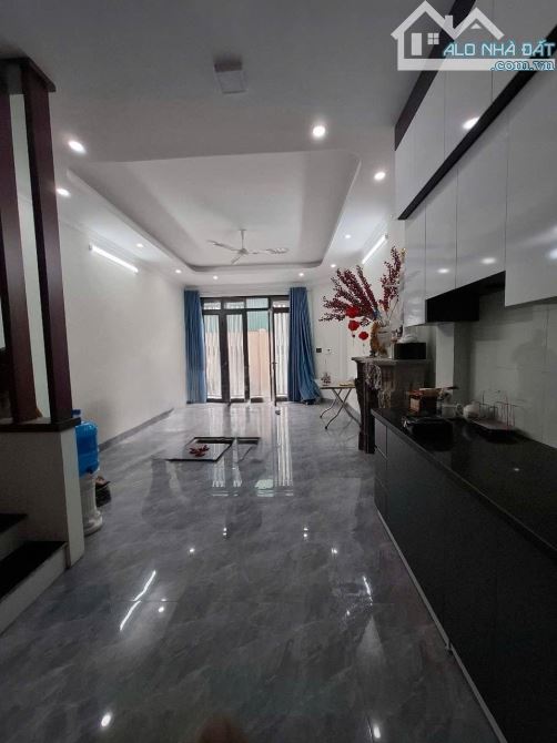 ĐẠI CÁT – 34M² – 5 TẦNG – MT 4.2M – LÔ GÓC, Ô TÔ ĐỖ CỬA, BÃI XE GẦN NHÀ – 5.9 TỶ - 4