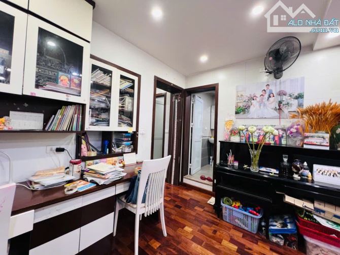 CĂN HỘ TẬP THỂ TÔN ĐỨC THẮNG  70m2 - 4,95 tỷ ĐẸP XỊN SÒ - OTO ĐỖ CHÂN CẦU THANG - 2 THOÁNG - 4