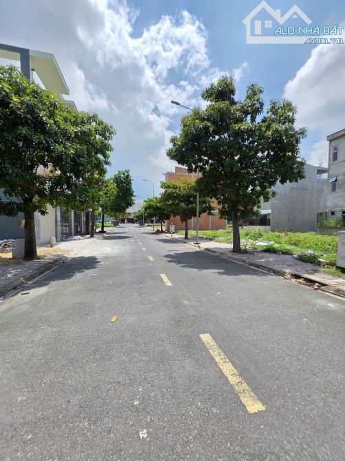 Bán lô góc 5.5x15m, đường D2 KDC Lê Phong Thuận Giao gần chợ 185 - 5