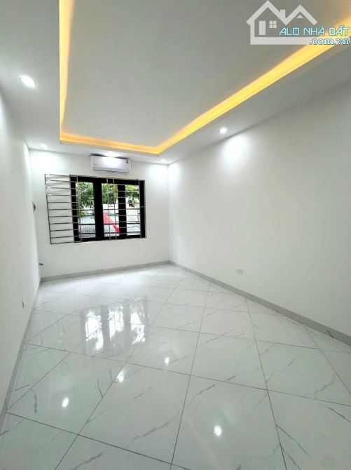 Bán Nhà Ngõ Thịnh Quang 4.5 Tầng DT28m2  - Giá 4.35 tỷ - 5