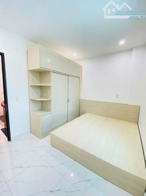 Bán nhà ba tầng, diện tích 40 m², hướng đông nam. Giá 2.1 tyt - 5