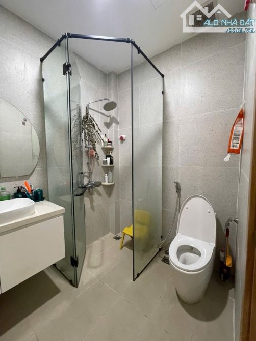 BÁN NHÀ NGAY CHỢ PHẠM VĂN BẠCH TÂN BÌNH - 2 TẦNG - 52M2 - NỞ HẬU - NỘI THẤT - 5.x TỶ - 5