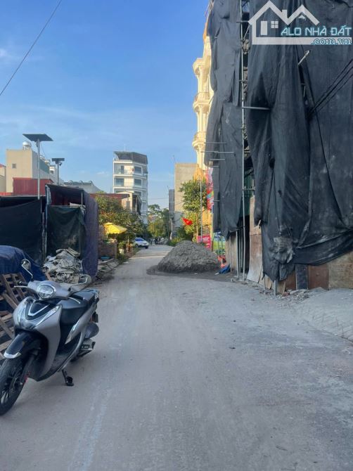 SIÊU PHẨM BÁN ĐẤTKHU  PHÂN LÔ  HInde DỊCH VỤ THĂNG LONG  MT 7,6M  Ô TÔ  TRÁNH NHAU - 5