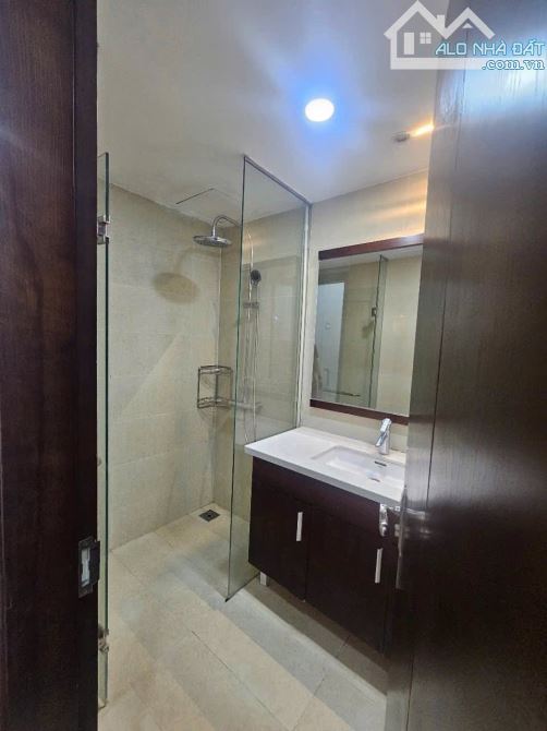 Bán chung cư Cầu Giấy. Lô góc. DT: 124m, 3N, 2VS, khách, bếp. Giá: 10,9 tỷ - 5