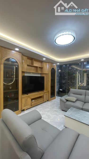 Nhà đẹp có thang máy vị trí rất thuận tiện ngay gần Công viên, chợ,siêu thị, trường học - 4