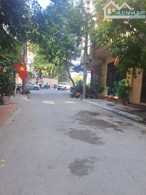 Cho thuê nhà ngõ 100 Hoàng Quốc Việt. Diện tích 50m2 x 4,5 tầng để ô tô, lô góc 2 mặt - 5