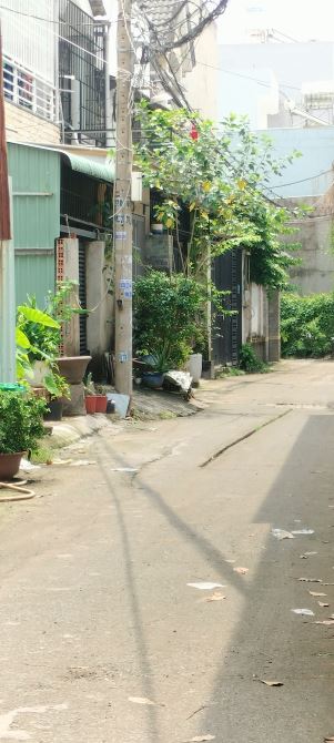 Đất ngay ngã tư ga, Thạnh Lộc 26, sát tl16, DT: 5x17, nở 6m. Giá: 4 tỷ 580 trieu - 5