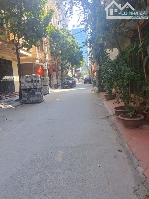 Cho thuê nhà ngõ 100 Hoàng Quốc Việt. Diện tích 50m2 x 4,5 tầng để ô tô, lô góc 2 mặt - 6