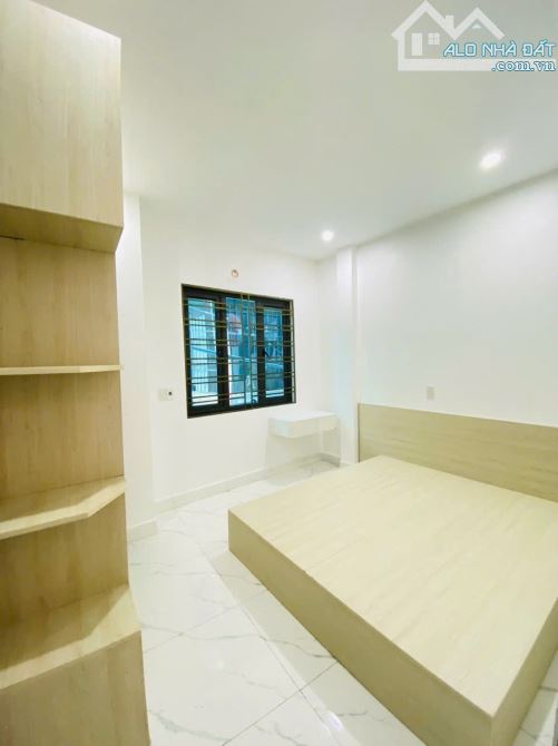 Bán nhà ba tầng, diện tích 40 m², hướng đông nam. Giá 2.1 tyt - 7