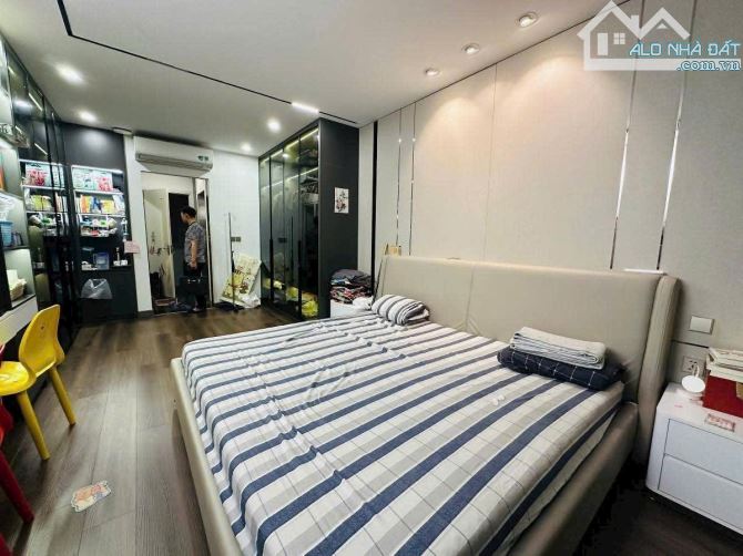 Ngõ vip Tây Sơn 6 tầng thang máy xịn xò, oto tránh đỗ 20m, 50m2 + VP. Giá 19 tỷ - 7