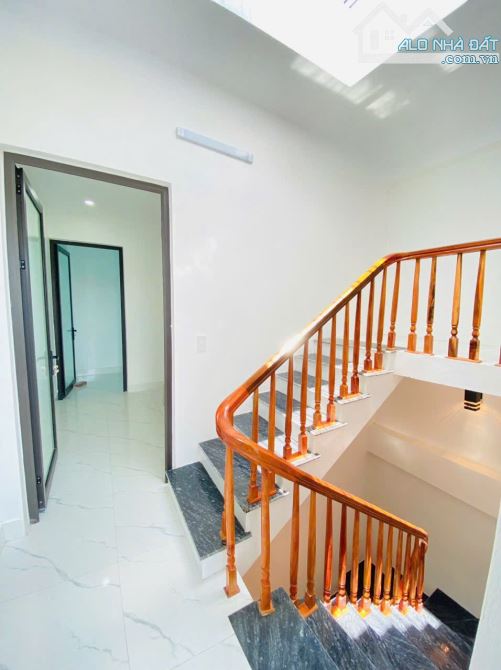 Bán nhà ba tầng, diện tích 40 m², hướng đông nam. Giá 2.1 tyt - 8
