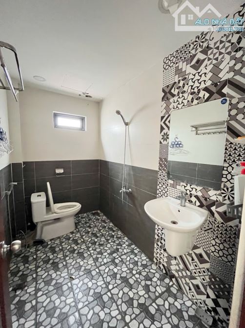 HƯƠNG LỘ 2 BÌNH TÂN HẺM XỊN 7M THÔNG XE HƠI ĐỖ CỬA - NHÀ 2 TẦNG - 68M2 - 3 PHÒNG NGỦ - 8