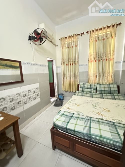 Chính chủ cần bán nhanh căn nhà nghỉ 3 tầng lô góc mặt tiền đường lê đại hành - 8