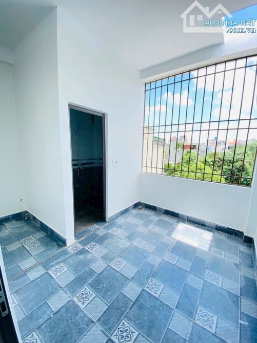 Bán nhà ba tầng, diện tích 40 m², hướng đông nam. Giá 2.1 tyt - 9
