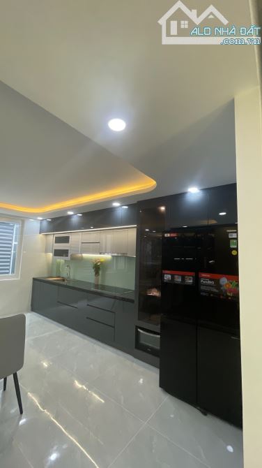 Nhà đẹp có thang máy vị trí rất thuận tiện ngay gần Công viên, chợ,siêu thị, trường học - 8