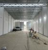 Kho xưởng 300m² có sân sau mặt sông nhỏ, đường cặp Quốc Lộ 1A