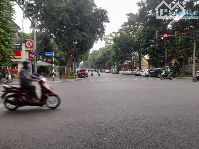 Nhà Mặt Phố Trần Hưng Đạo - HK. Tọa lạc vị trí vàng. DT 676/711m2, MT 20m, Giá 300 tỷ