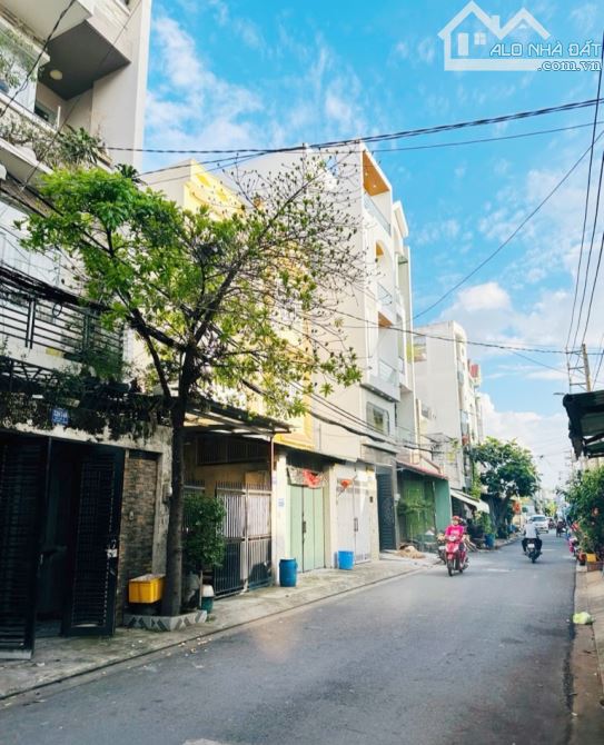 BÁN NHÀ CẠNH AEON MALL HẺM XE HƠI VỪA Ở VỪA CÓ DÒNG TIỀN 3 TẦNG 140M2 GIÁ 11.X TỶ