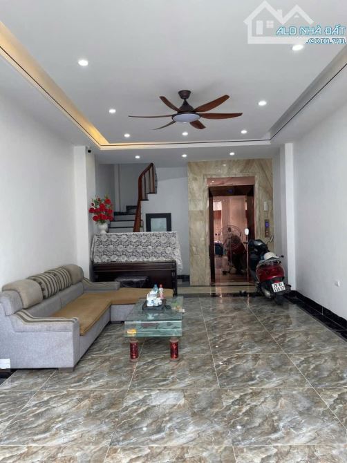 Ngõ 205 Xuân Đỉnh, 40m², 5 tầng chắc chắn, full nội thất, giá chỉ 8.5 tỷ.