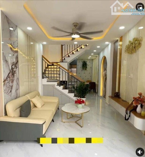Bán bốn căn nhà ba tầng, ngõ ô tô, cách đường Trần lãm 20 m, trung tâm thành phố Thái Bình