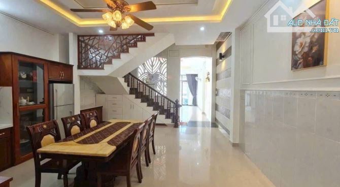 - Nhà đẹp 3 tầng mặt tiền Trần Thị Tính nhà đẹp ạ