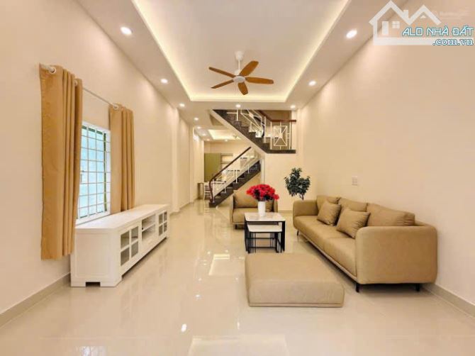 Bán nhà ngay đường Phan Văn Hân, Bình Thạnh. Giá 4 tỷ 250tr/ DT 61,5m2, sổ hồng riêng