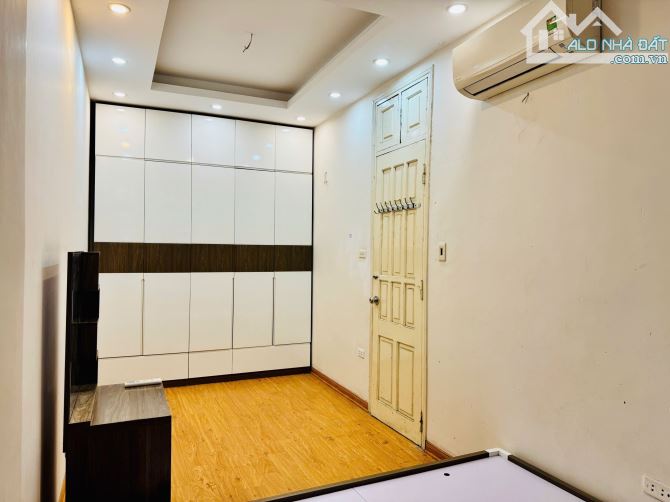 Chính chủ bán nhà Hàng Than, Phố Cổ Ba Đình 25m2  5T 2 mặt thoáng chỉ 40m ra phố 5 tỷ hơn