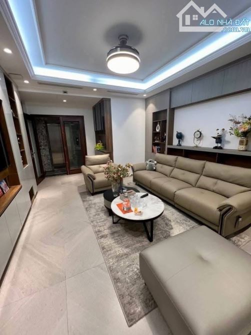 Bán nhà Đỗ Nhuận, 38m x 5 tầng, lô góc, ngõ thông, ô tô đỗ cửa, gần vông viên