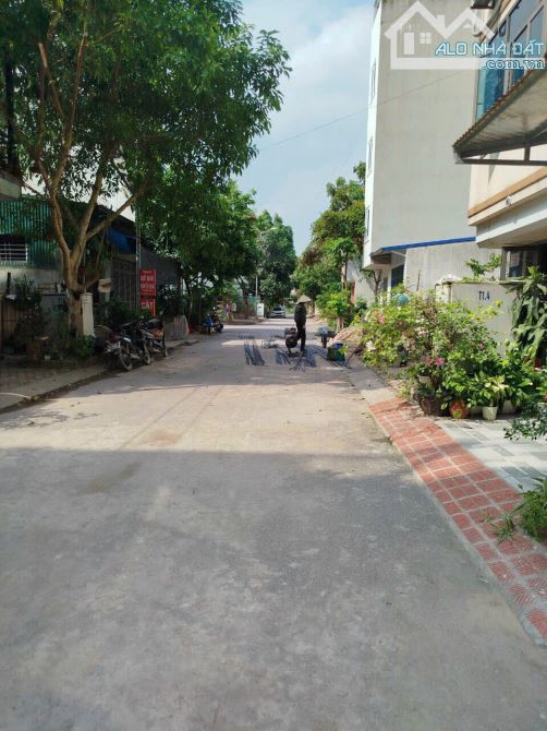 Bán Đất Trâu Qùy ( Xã Gia Lâm ) Tái Định Cư Trâu Qùy 32.7m Ô tô Tránh Vỉa hè - giá 6.5 tỷ